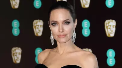 Angelina Jolie are un nou iubit și vrea să se mute cu el la Paris