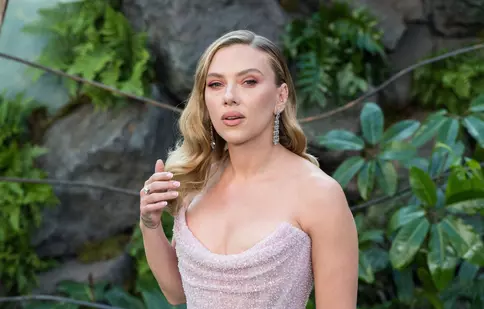 „Jurassic World: Renașterea” aduce pe ecran aventuri înfricoșătoare și dinozauri mutanți. Scarlett Johansson are rolul principal